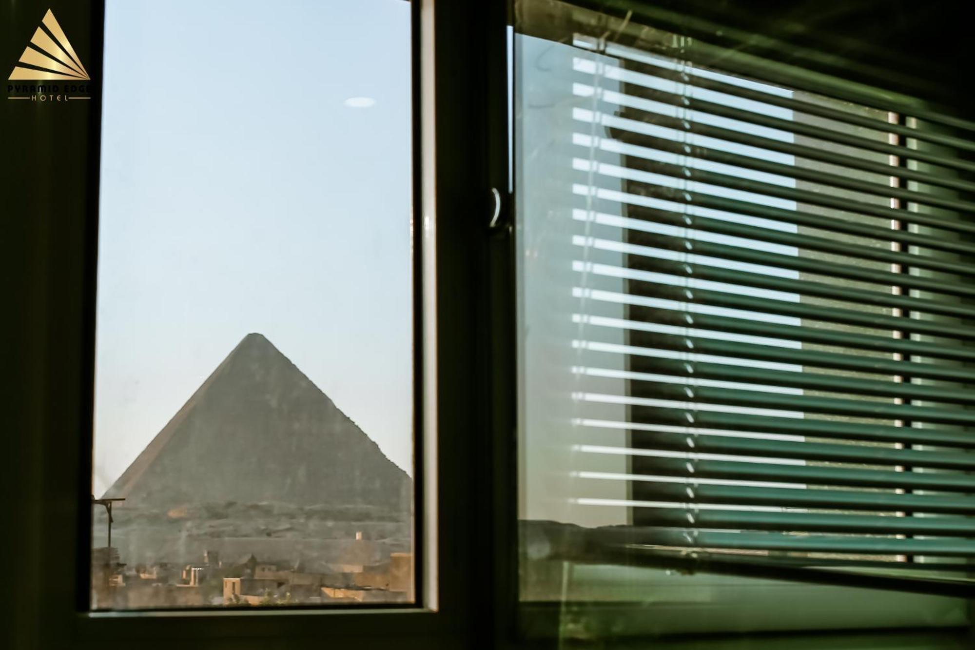 Pyramid Edge & Exclusive Pyramids View Rooftop Hotel Kafret el-Gabal